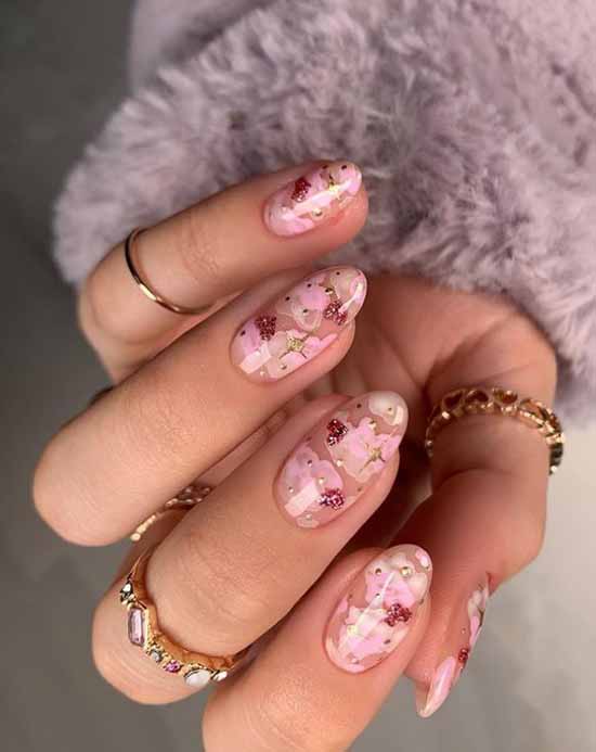 Manucure fleurs délicates