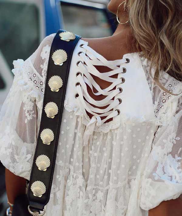 Dentelle dans les robes et robes d'été