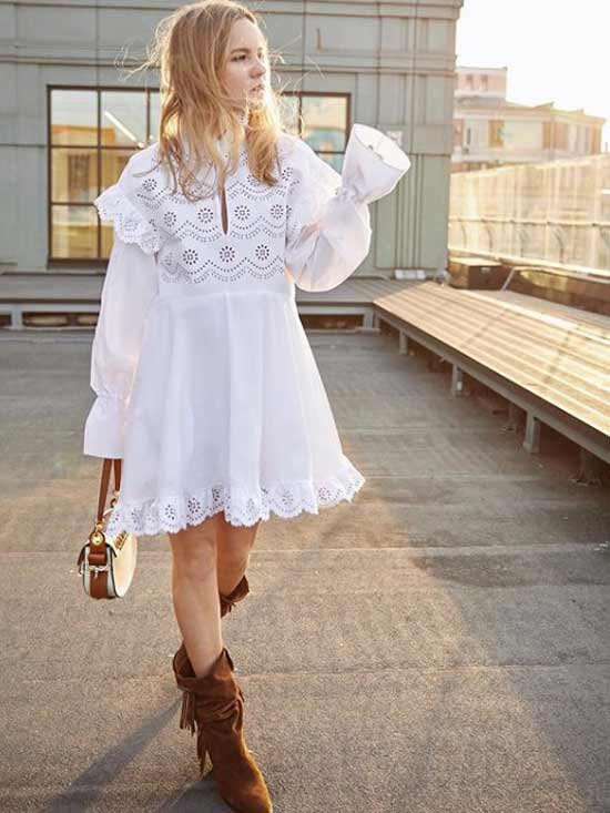 Mini en dentelle dans un look à la mode