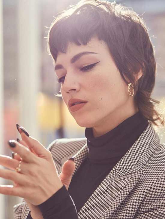 Coupe de cheveux courte et shaggy