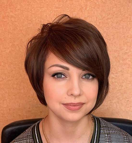 Coupe de cheveux courte asymétrique avec une frange