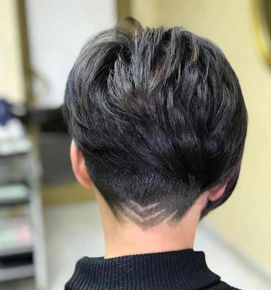 Vue arrière des cheveux courts