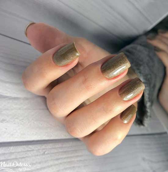 Manucure dorée avec motif de chat