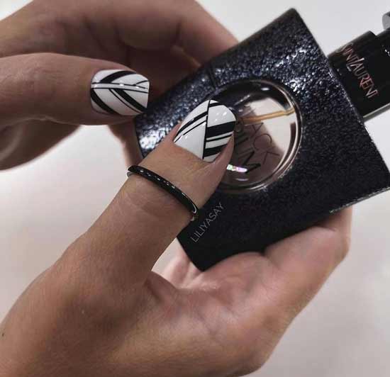 Clous à géométrie noire et blanche stricte