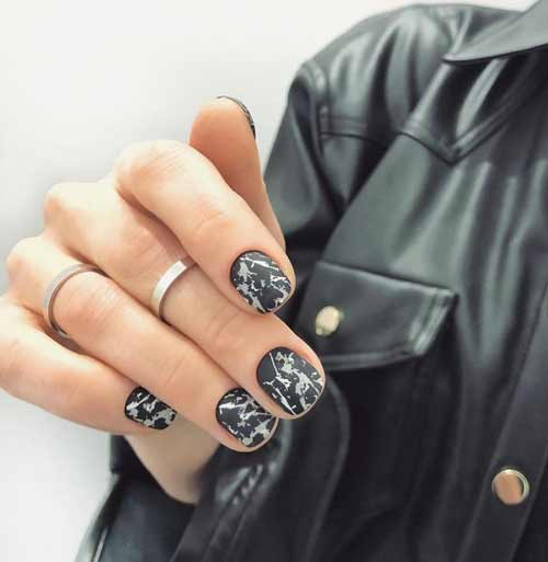 Marbre noir sur ongles courts