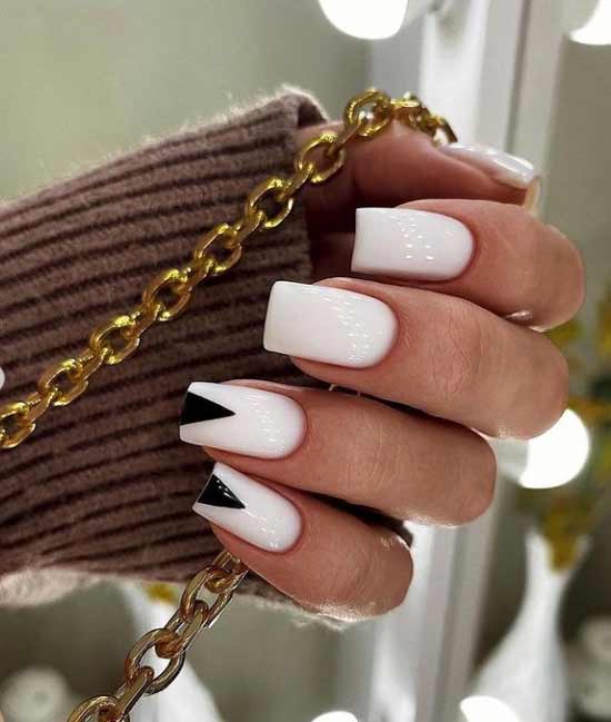 Manucure noir et blanc avec géométrie