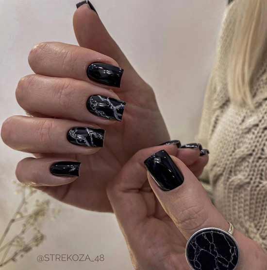 Manucure en marbre noir