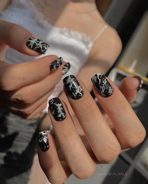 Marbre noir sur les ongles