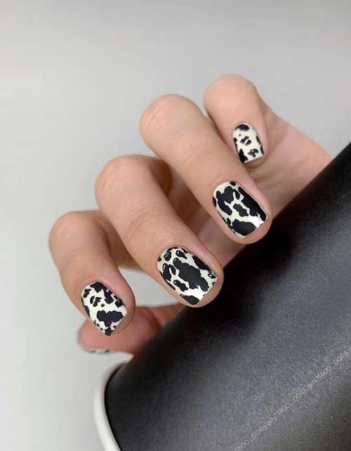 Imprimé vache noir et blanc sur les ongles