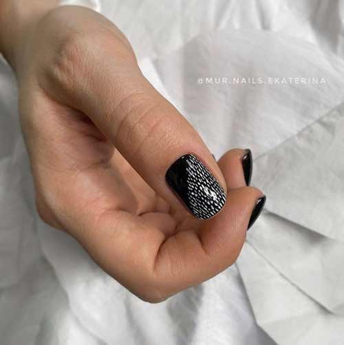 Noir avec des ongles courts blancs