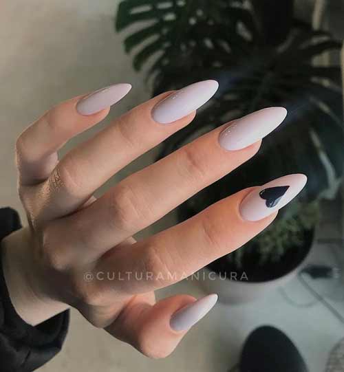 Ongles longs avec un cœur