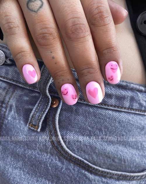 Manucure coeur rose sur les ongles