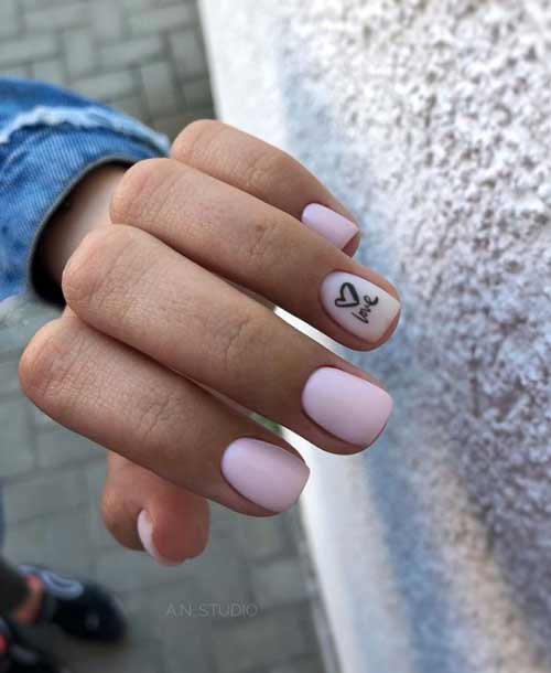 Ongles coeur dans le style du minimalisme