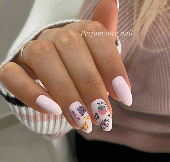 Manucure design d'ongle avec un coeur