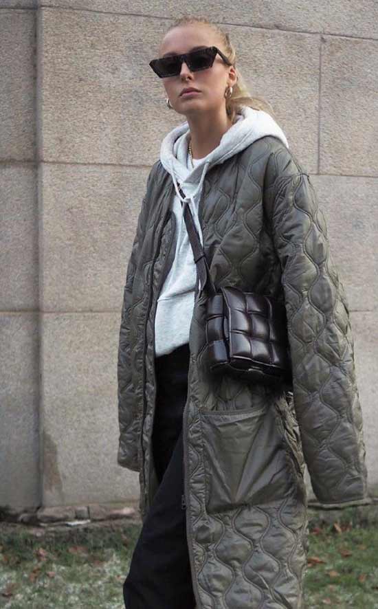 L'image de l'endroit où une doudoune avec une manche volumineuse