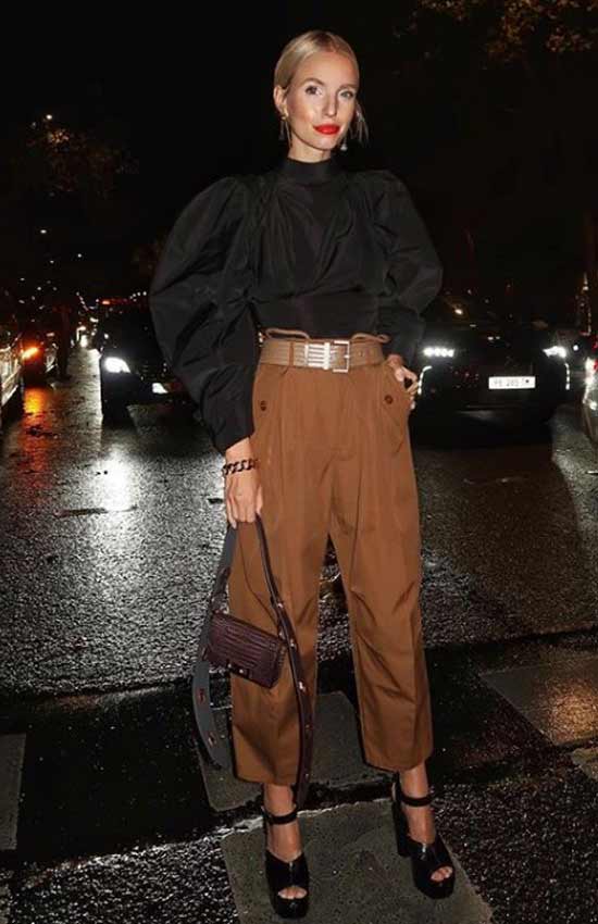 Chemisier en satin noir à manches contrastantes