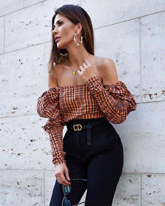 Blogger populaire dans un chemisier volumineux