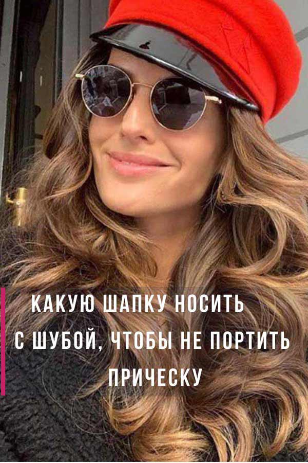 Casquette rouge avec manteau de fourrure