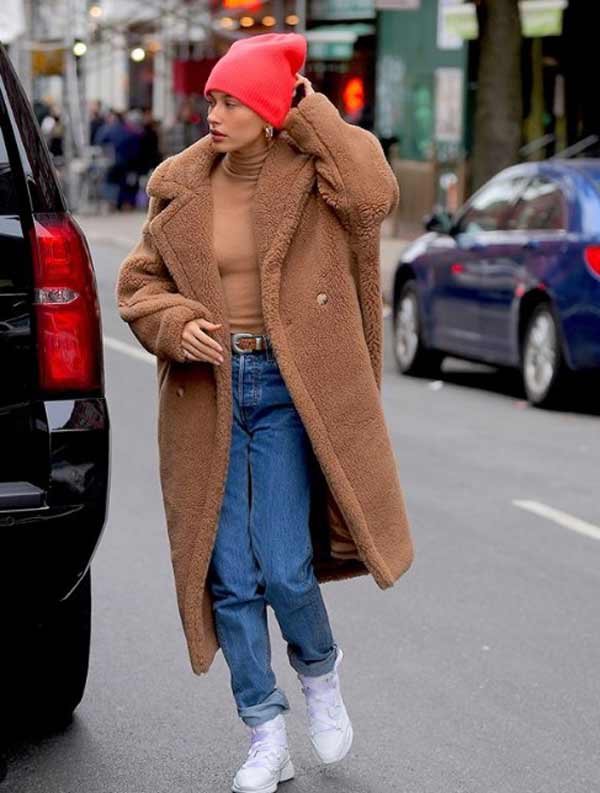 Chapeau brillant avec un manteau de fourrure beige