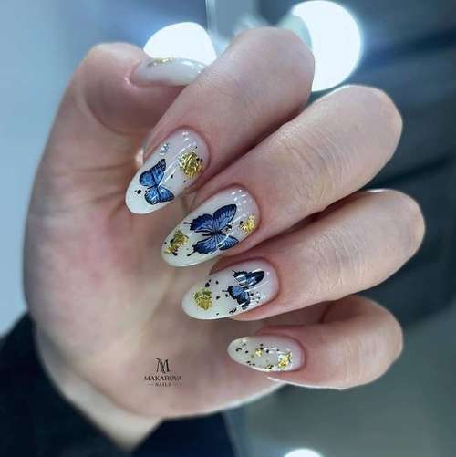 Manucure au lait avec des papillons