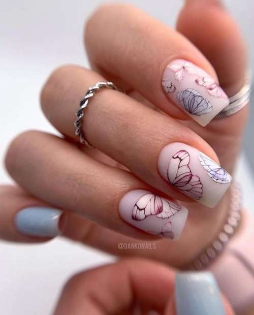 Papillons sur les ongles courts