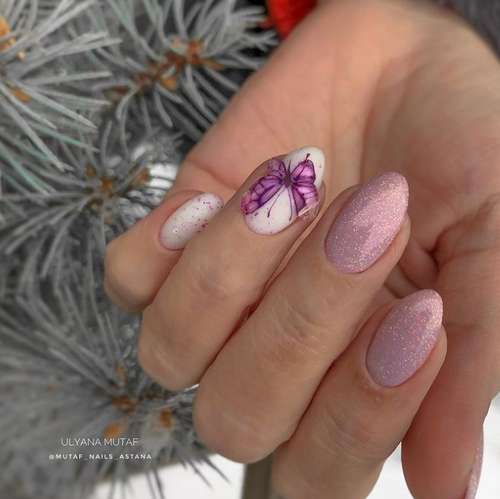 Les papillons scintillent sur les ongles