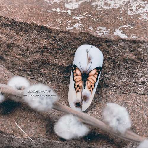 Dessin de papillon sur les ongles