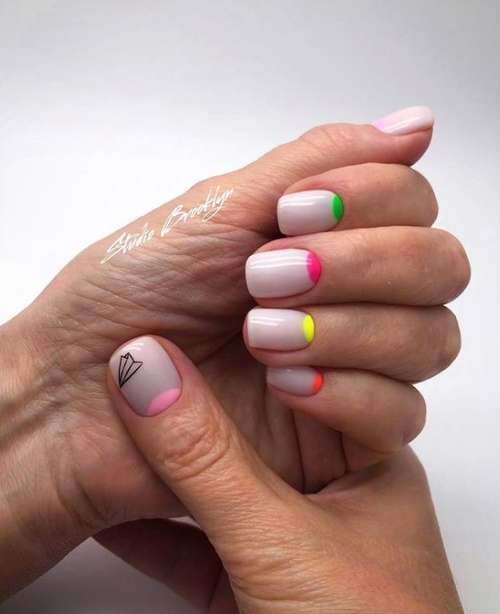 Manucure lunaire ongles courts colorés