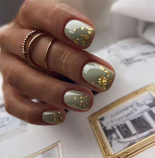 Manucure à la menthe avec du papier d'aluminium