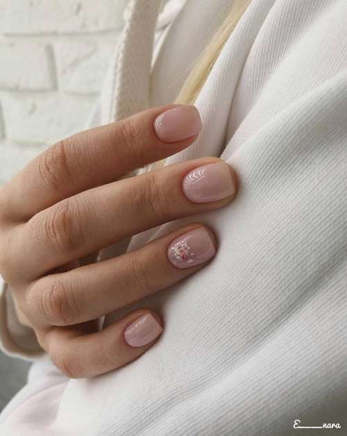 Manucure délicate au quartz rose