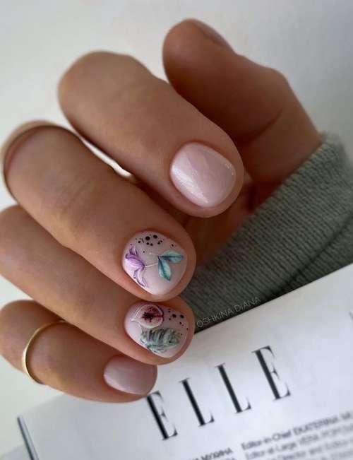 Manucure délicate pour les ongles très courts