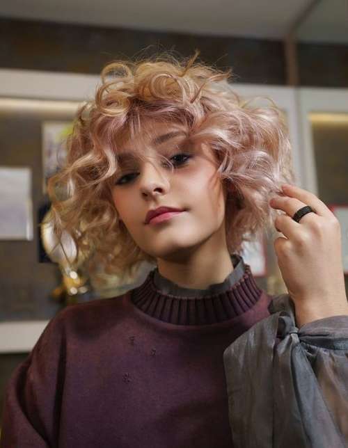 La mode pour les franges bouclées