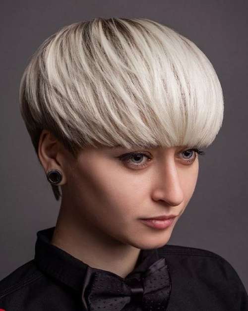 Coupe de cheveux courte frange épaisse