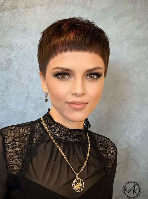 Frange à la mode très courte