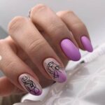 Manucure lilas sur la photo