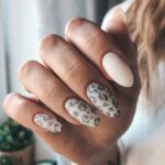 Conception de manucure grise des ongles dans les tons gris