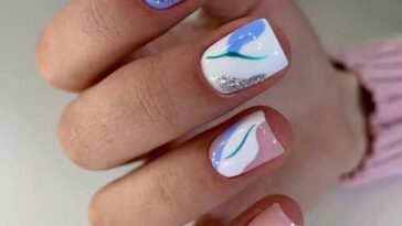 Manucure dans des tons pastel