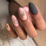 Manucure rose et noire