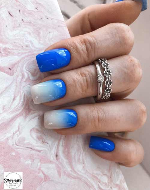 Laiteux avec dégradé de bleu sur les ongles
