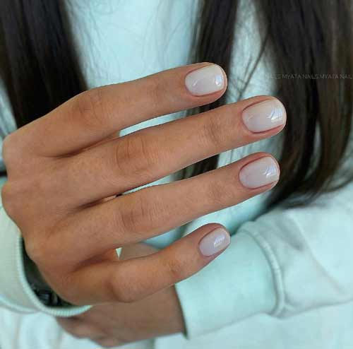Manucure au lait pour les ongles courts