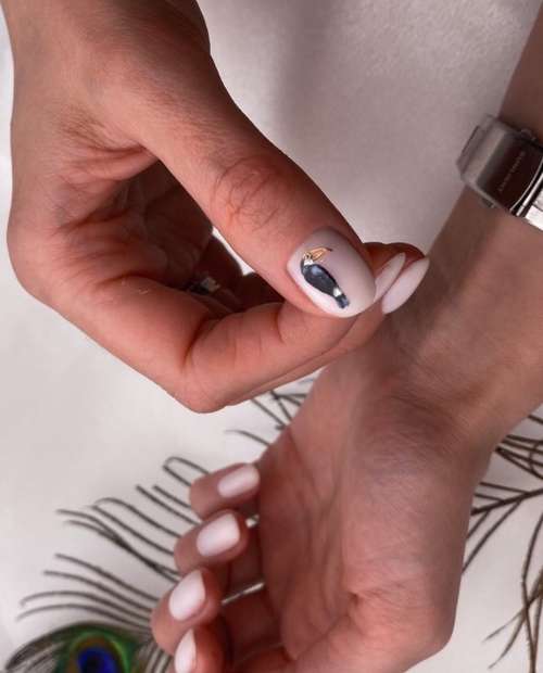 Conception ovale des ongles laiteux