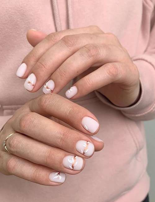 Manucure au lait pour ongles courts 2021: photo, création de mode
