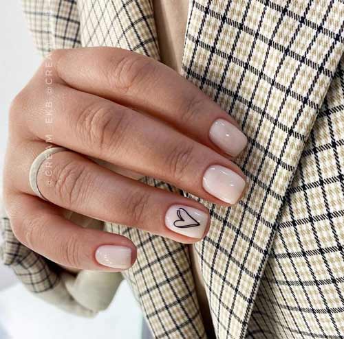 Ongles laiteux avec un cœur