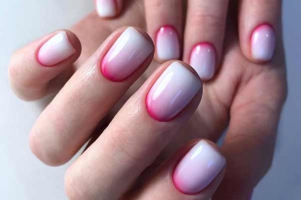 Manucure au lait pour les ongles courts