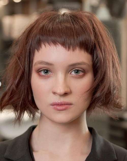 Bob court avec une frange