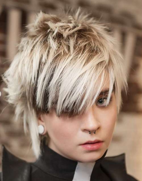 Coiffer des coupes de cheveux moyennes pour les filles