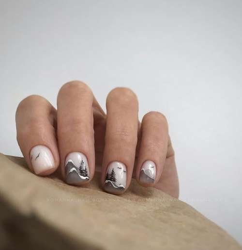 Dessins noirs sur les ongles courts