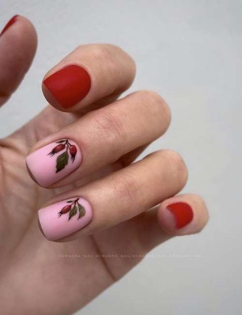 Manucure rouge avec un motif pour les ongles courts