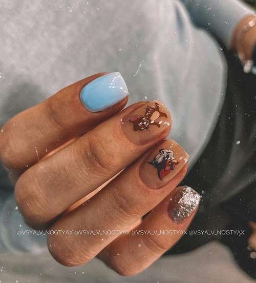 Photo de manucure avec un motif pour les ongles courts