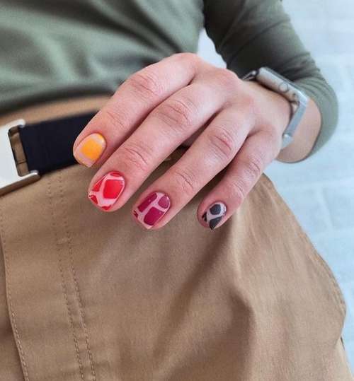 Manucure avec un motif pour ongles courts: tendances 2021, photos